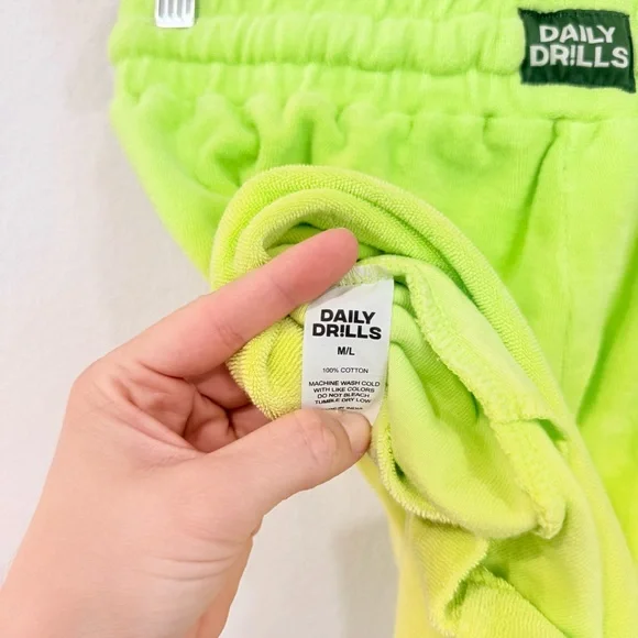 NWOT Daily Drills Zilker Terry Sweat Shorts Neon Green Women’s Size Medium/Large - Picture 6 of 6